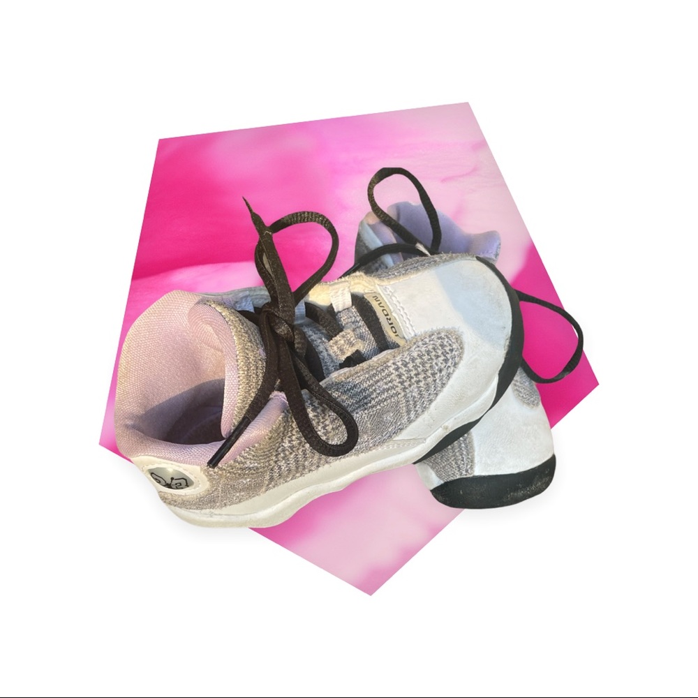 US 8C Toddler girl Jordan’s color purple , white , Grey